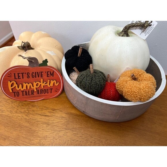 Lot of 5 New Handmade knitted mini Pumpkins & Wooden Sign, Fall Decor - Picture 1 of 3